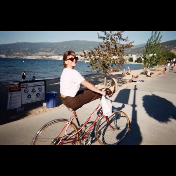 Meet your Posher, Kelly🌼🌼🌼 - Picture 2 of 3